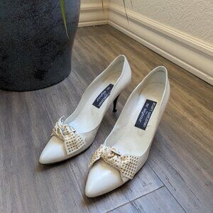 Vintage Stuart Weitzman for Mr. Seymour ivory and gold pumps w/bow size 9.5